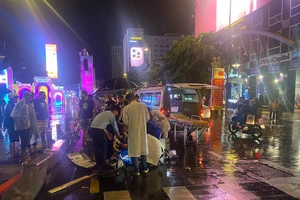 Công an tìm người đi xe máy tông 2 người nước ngoài ở phố đi bộ Nguyễn Huệ 