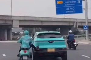 Lái xe ôm công nghệ bị phạt vì 'ra tay nghĩa hiệp'
