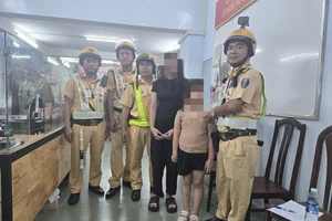 CSGT tìm được người thân cho bé gái 7 tuổi đi lạc ở Phố đi bộ Nguyễn Huệ