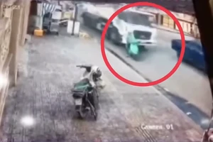 Clip ghi cảnh xe bồn chạy lấn làn gây tai nạn chết người ở quận 7