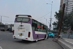 Tài xế xe khách bị phạt vì dừng đèn đỏ lấn qua vạch kẻ đường 