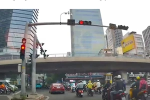 CSGT TP.HCM thông tin về sự cố đèn giao thông ở giao lộ Nguyễn Hữu Cảnh - Tôn Đức Thắng