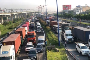 CSGT nói nguyên nhân ùn xe kéo dài tại phía Đông TP.HCM
