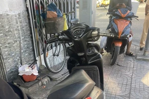 CSGT TP.HCM xử phạt xe máy không có gương chiếu hậu bên trái