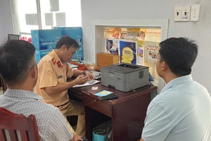 Tài xế chạy ngược chiều trên đường song hành Xa Lộ Hà Nội nói do nhầm đường