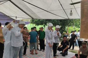 Bí thư tỉnh đến chia buồn với gia đình các nạn nhân trong vụ tai nạn ở nhà máy Xi măng Yên Bái