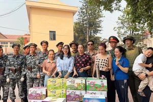 Người dân Điện Biên tiếp sức cho các chiến sĩ luyện tập diễu binh, diễu hành