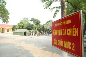 Ghé thăm Bệnh viện dã chiến Quân đội tại 'chảo lửa' Điện Biên