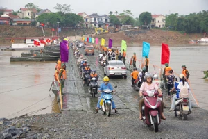 Cầu phao Phong Châu hoạt động trở lại