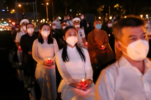 Video: Toàn cảnh lễ tưởng niệm hơn 23.000 người đã mất vì COVID-19