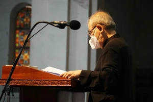 Video: Nhà thờ Đức Bà tổ chức Thánh lễ trực tiếp sau 6 tháng đóng cửa do dịch