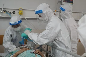 Video: BV Hồi sức COVID-19 tăng giường ICU để nhận bệnh nhân COVID-19 nặng