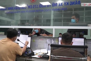 Video: Nhiều chủ xe ô tô hối hả đăng ký đổi biển số vàng sát giờ xử phạt