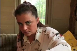 Vợ cáu gắt vì hành động trêu chọc của chồng