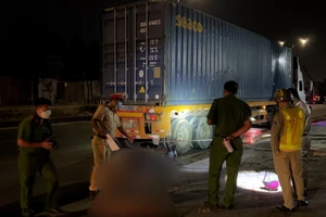 Video: Chạy xe máy tông vào đuôi container, một thanh niên chết tại chỗ