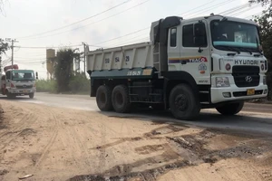 Video: Xe chở cát tung hoành, dân khổ sở sống chung với bụi