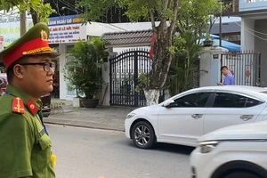 Video: Khám xét nhà riêng chủ tịch quận Cẩm Lệ, TP Đà Nẵng