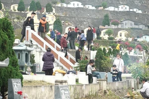 Video: Nhiều gia đình ở Hà Nội đi tảo mộ dịp Tết Thanh minh