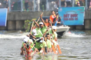 Video: Người dân TP.HCM đội nắng nóng xem lễ hội đua ghe ngo 