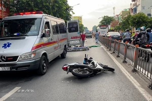 Video: Xe máy tông vào dải phân cách, một thanh niên chết tại chỗ