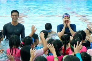 Video: Kình ngư Ánh Viên tận tình hướng dẫn bơi cho các em thiếu nhi