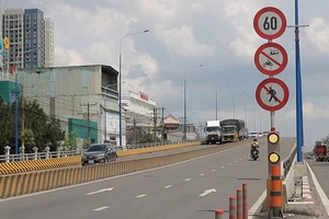 Video: Nhiều xe máy bất chấp nguy hiểm chạy lên cầu vượt cấm