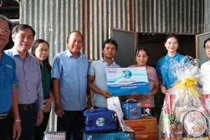 'Cùng ngư dân thắp sáng đèn trên biển': Thăm và tặng quà 3 hộ ngư dân ở Ninh Thuận