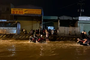 Video: QL1K ngập sâu sau mưa lớn, hàng chục xe chết máy giữa đường