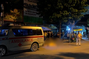 Video: Chạy xe máy ngã xuống đường, người đàn ông bị xe tải cán tử vong