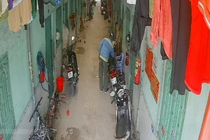 Video: Lợi dụng lúc cả dãy trọ đóng cửa ngủ trưa, trộm vào bẻ khoá lấy xe máy