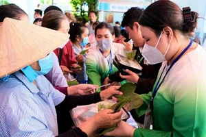 Video: Phiên chợ lấy lá thay tiền ấm lòng bệnh nhân khó khăn