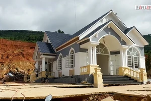 Video: Xây nhà tiền tỉ nhưng phải đi ở thuê do sạt trượt ở Lâm Đồng