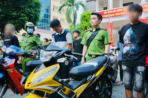 Tạm giữ hình sự 25 thanh thiếu niên tụ tập đua xe trên cầu Sài Gòn