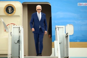 Video: Những hình ảnh đầu tiên máy bay ông Biden hạ cánh xuống Nội Bài