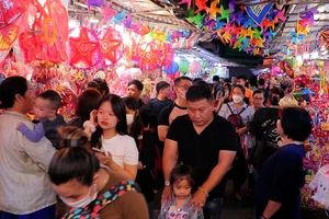 Video: Nhiều người tìm mua lồng đèn 'hot trend' mùa Trung Thu 2023