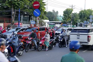 Bất chấp CSGT xử phạt, hàng dài xe máy vẫn thản nhiên chạy ngược chiều