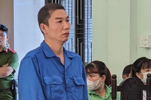 Video: Đang xét xử vụ cựu cán bộ công an dùng súng AK cướp tiệm vàng ở chợ Đông Ba