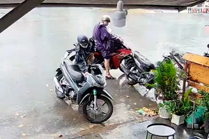 Video: Ngang nhiên trộm xe máy trước sự chứng kiến của nhiều người