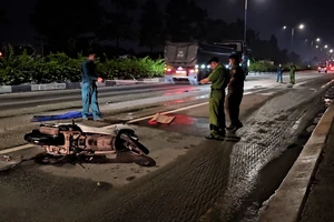 Video: Chạy xe máy ngã xuống đường, một người bị xe tải cán tử vong