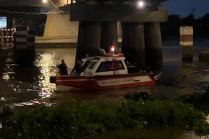 Video: Nhảy cầu rồi bơi vào bờ, khiến lực lượng chức năng vất vả lặn tìm