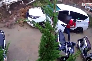 Video: Hàng trăm khối đất đá đè lên ô tô, người đàn ông thoát chết trong gang tấc