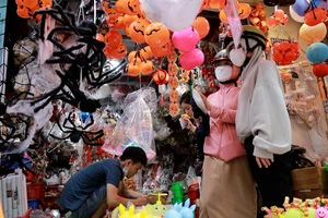 Video: Nhộn nhịp thị trường đồ trang trí Halloween