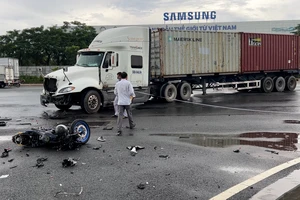 Video: Xe container va chạm mô tô, một người tử vong