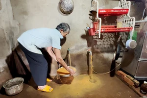 Video: Người dân kêu trời vì nước sinh hoạt đỏ như bùn