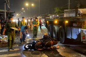 Video: Xe đầu kéo va chạm xe máy làm một phụ nữ tử vong
