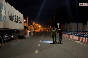 Video: Xe máy dính chặt vào container, 2 thanh niên thương vong