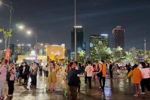 Video: Biển người xuống đường chờ đón năm mới 2024