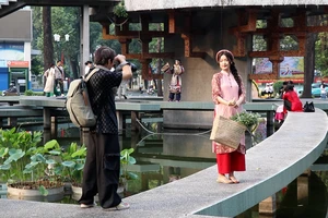 Video: Người dân nô nức xuống phố chụp ảnh đầu năm