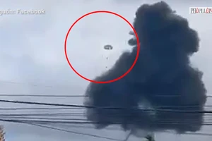 Video: Khoảnh khắc phi công nhảy dù khỏi máy bay quân sự rơi ở Quảng Nam