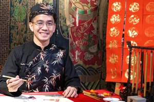 Video: Thầy giáo 9X hơn 8 năm giữ hồn câu đối đỏ, nhiều người đến xin chữ cầu may mắn